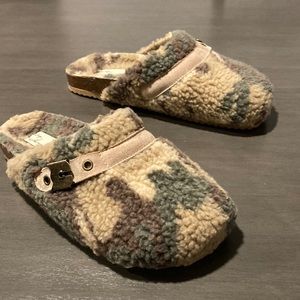 NWOT Vintage Havana “Ricky” camouflage multi slide slippers